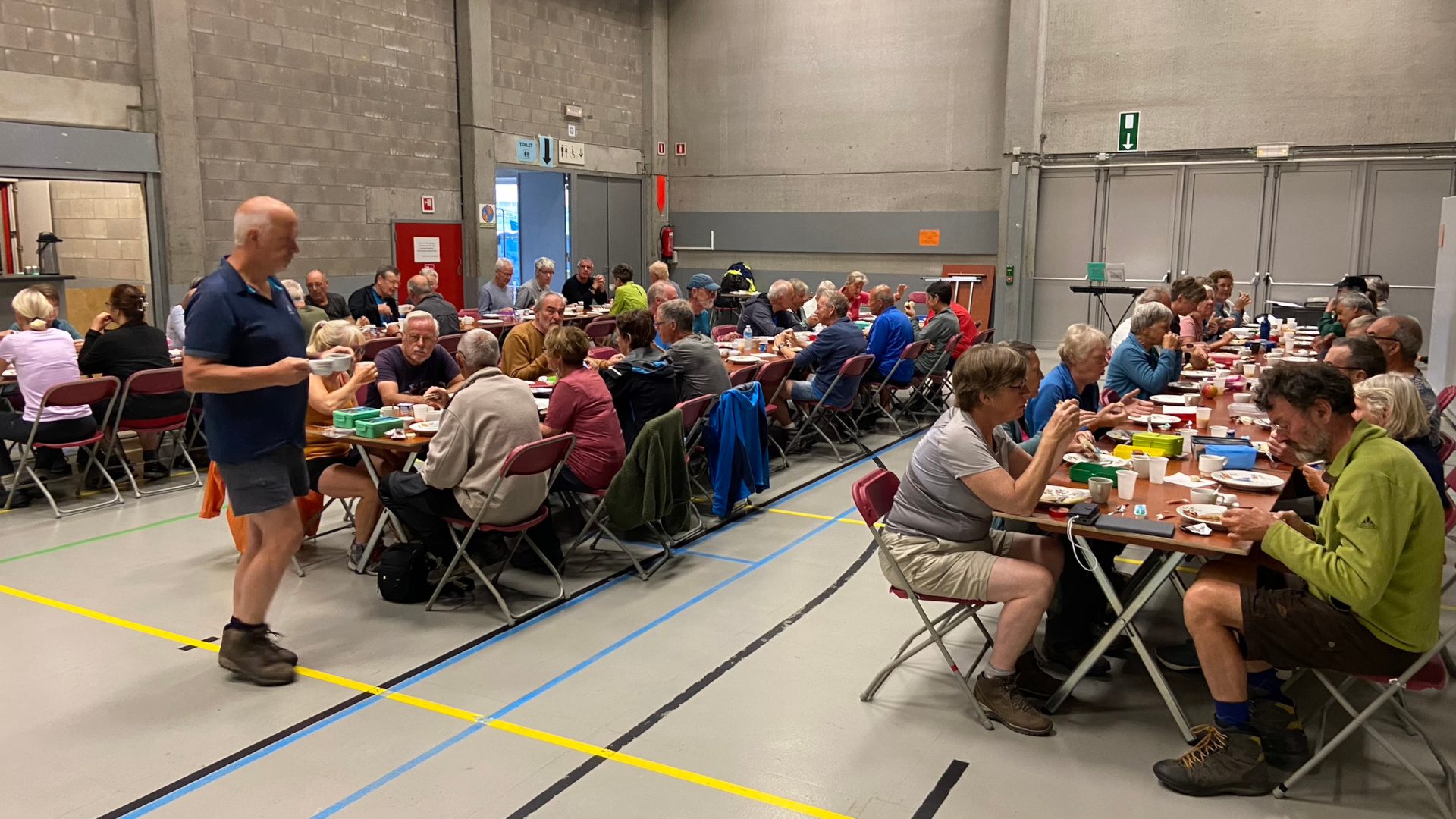 Stevig ontbijt na overnachting in sportzaal De Mast in Torhout.